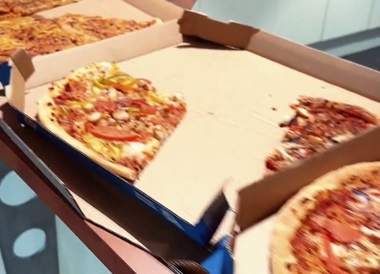 Pizza&rsquo;s op de bar bij Moving-In